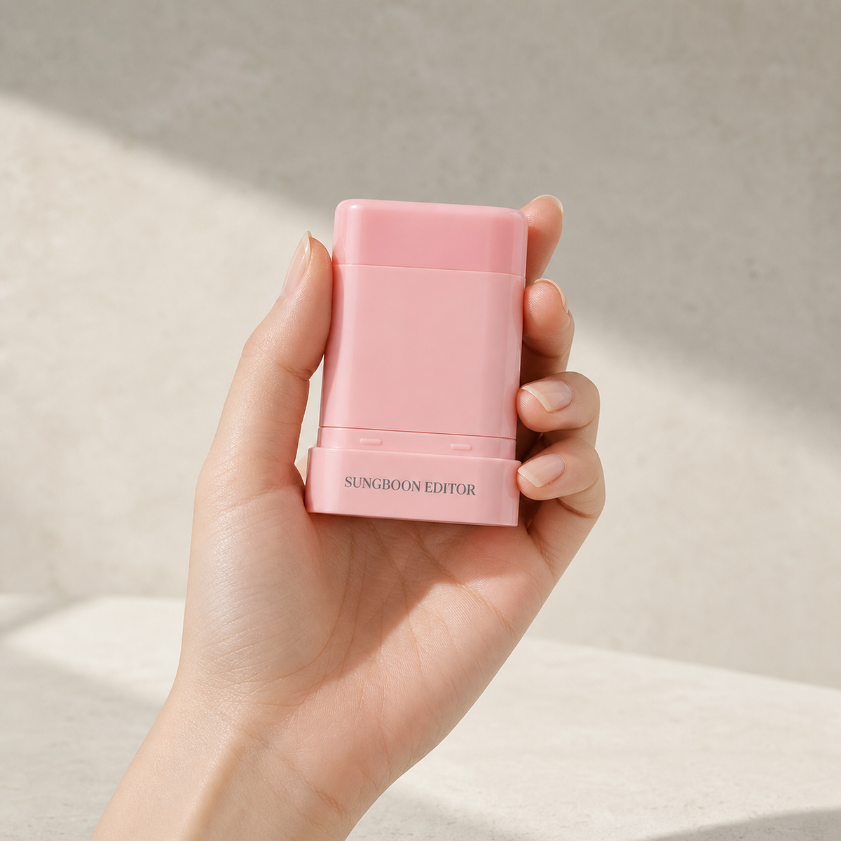 [SUNGBOON EDITOR] PDRN Pink Vitamin Glow Boosting Multi Balm 10g - Hand scale moment PDP image