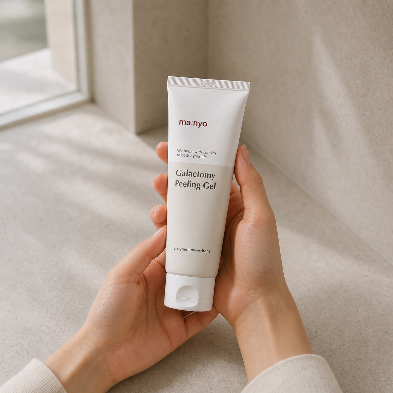 [Ma:nyo] Galactomy Enzyme Peeling Gel 75ml - Hand scale moment PDP image