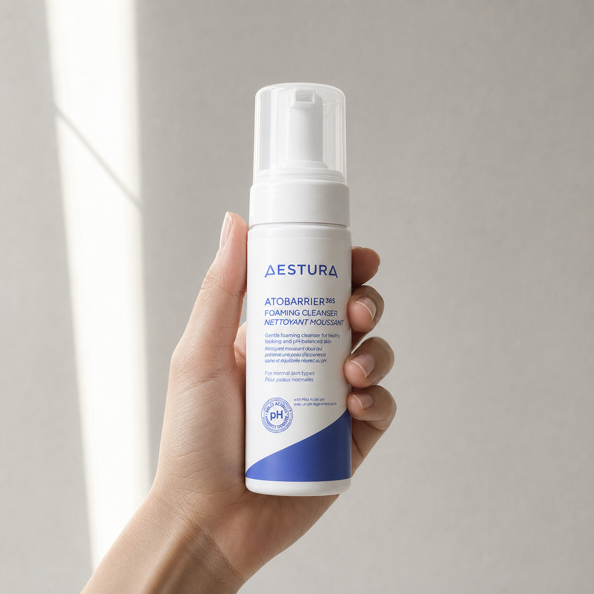 [Aestura] Atobarrier 365 Foaming Cleanser 150ml - Hand scale moment PDP image