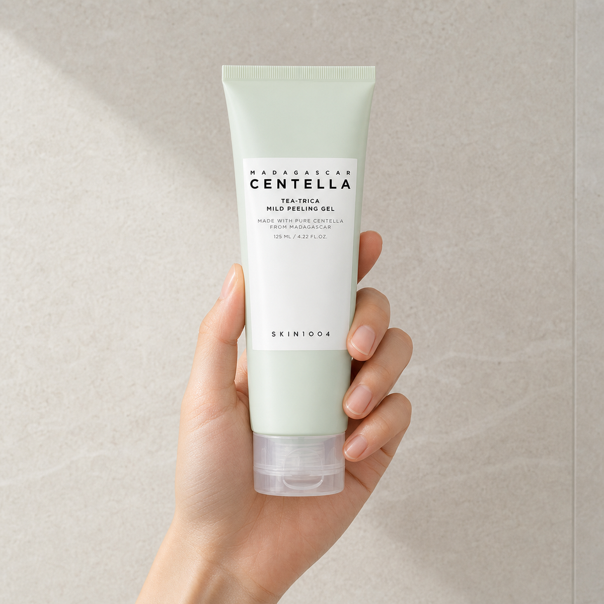 [SKIN1004] Madagascar Centella Tea-Trica Mild Peeling Gel 125ml - Hand scale moment PDP image