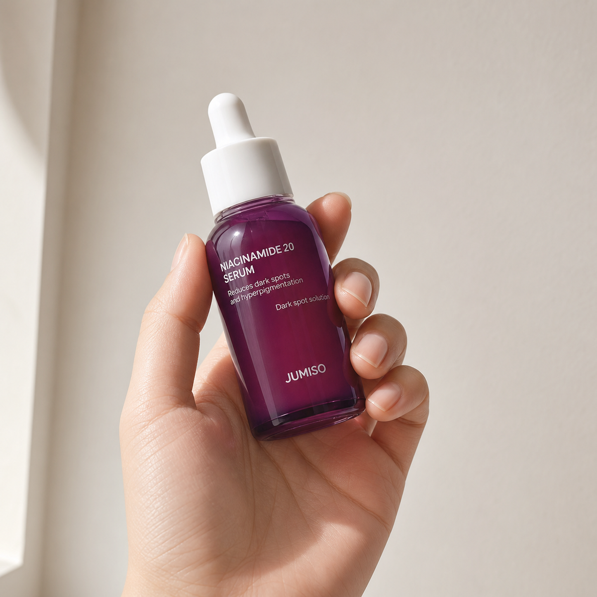[Jumiso] Niacinamide 20% Serum 40ml - Hand scale moment PDP image