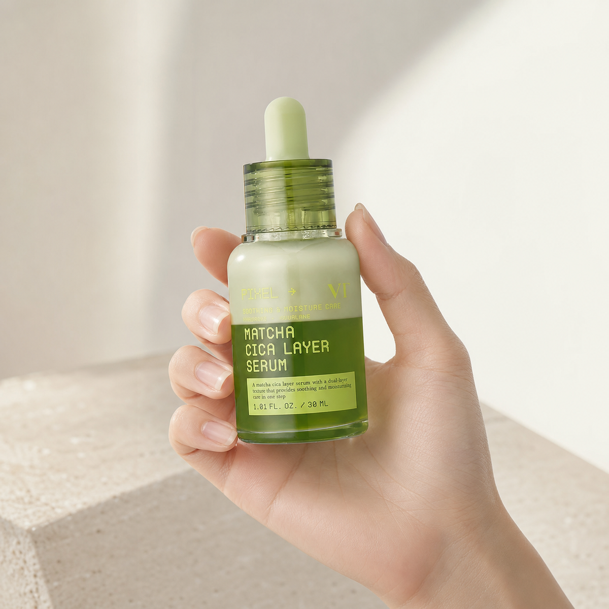 [VT Cosmetics] Matcha CIca Layer Serum 30ml - Hand scale moment PDP image