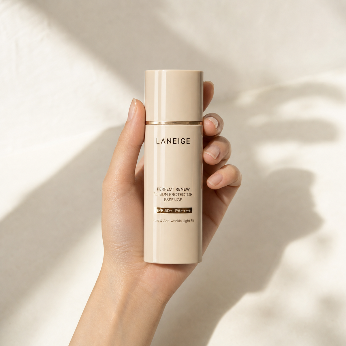 [Laneige] Perfect Renew 5D Sun Protector Essence 50ml - Hand scale moment PDP image